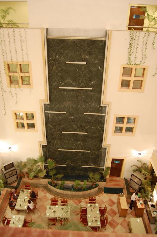 Hotel Meraden Grand Benares Buitenkant foto