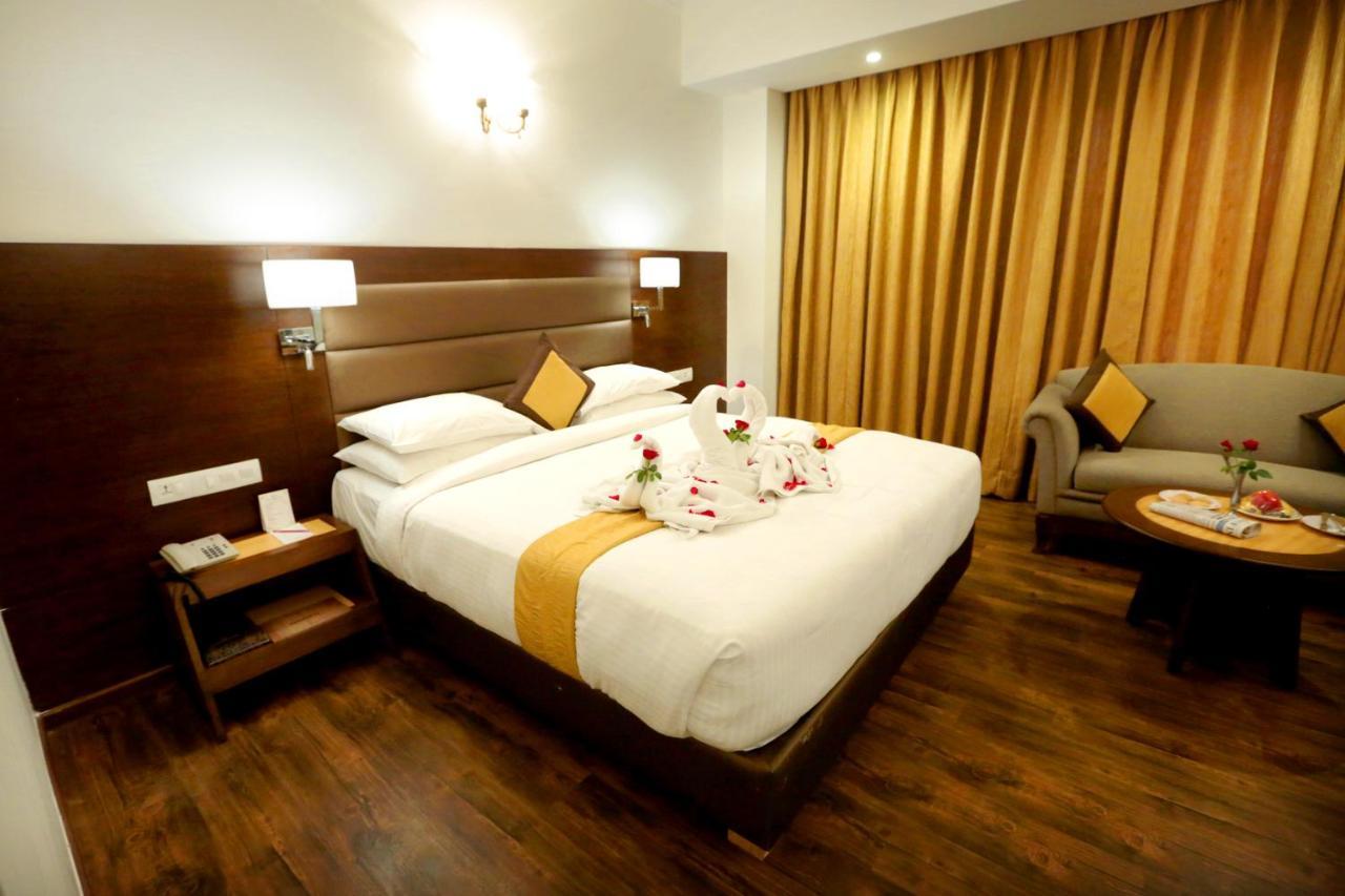 Hotel Meraden Grand Benares Buitenkant foto