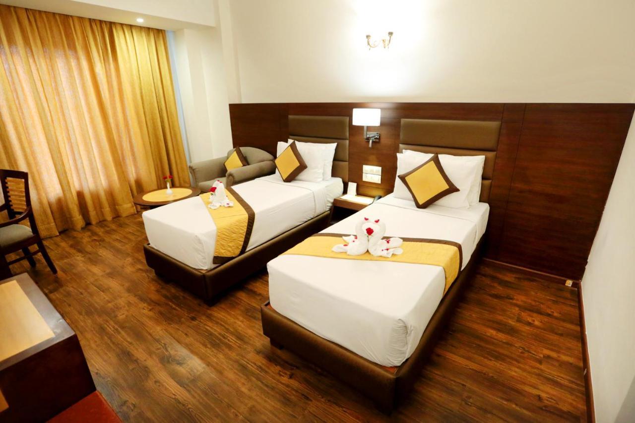 Hotel Meraden Grand Benares Buitenkant foto