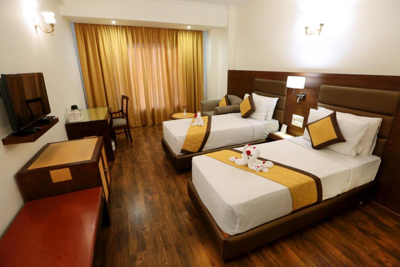 Hotel Meraden Grand Benares Buitenkant foto
