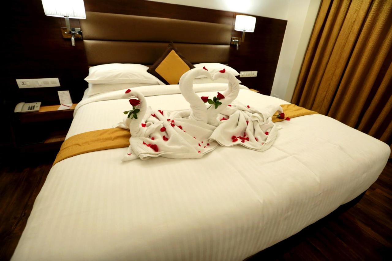 Hotel Meraden Grand Benares Buitenkant foto