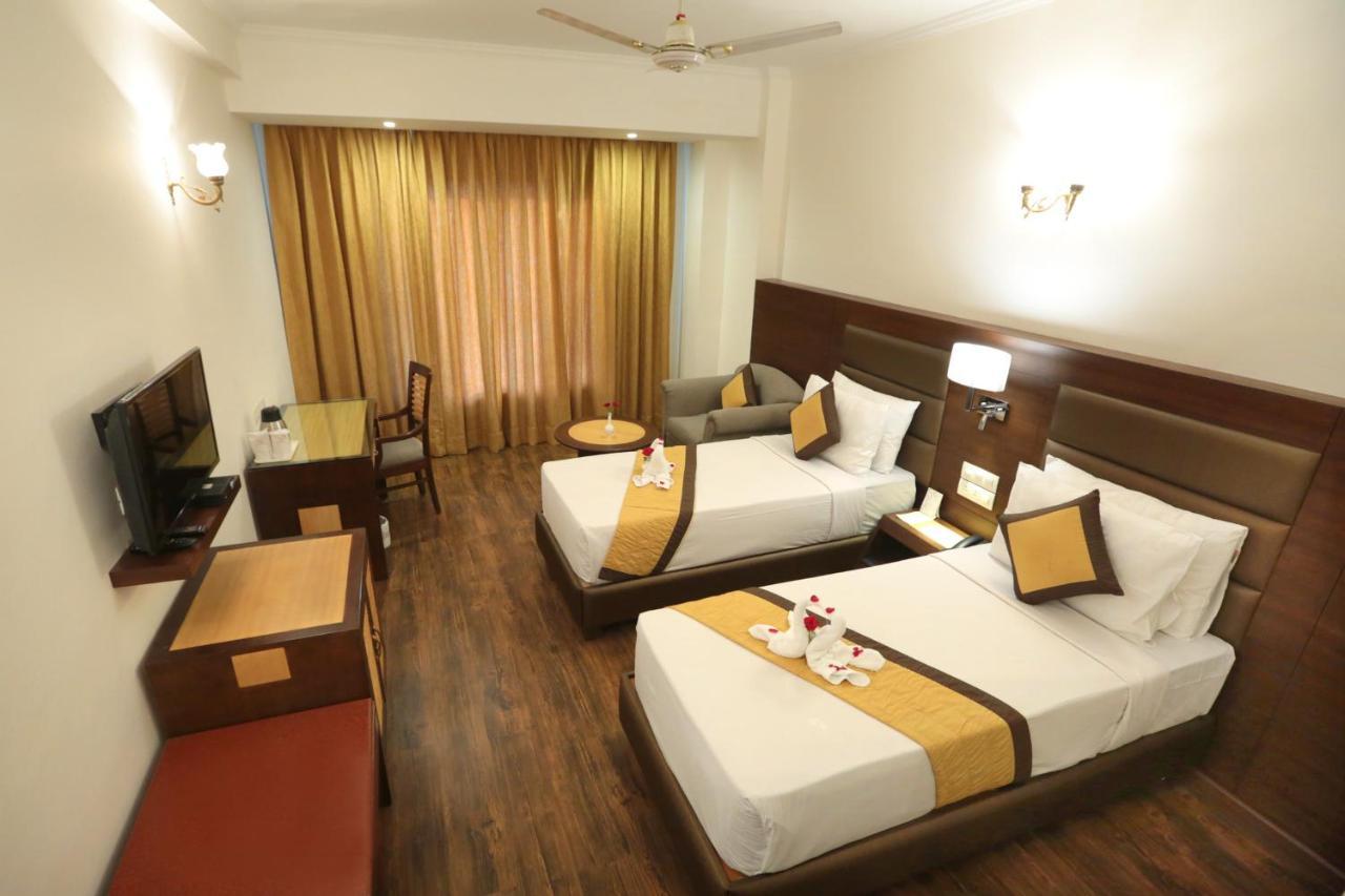 Hotel Meraden Grand Benares Buitenkant foto