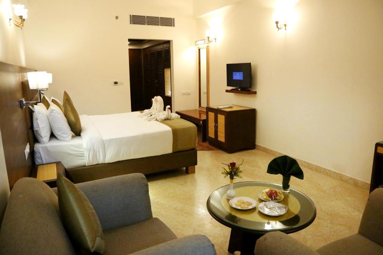 Hotel Meraden Grand Benares Buitenkant foto