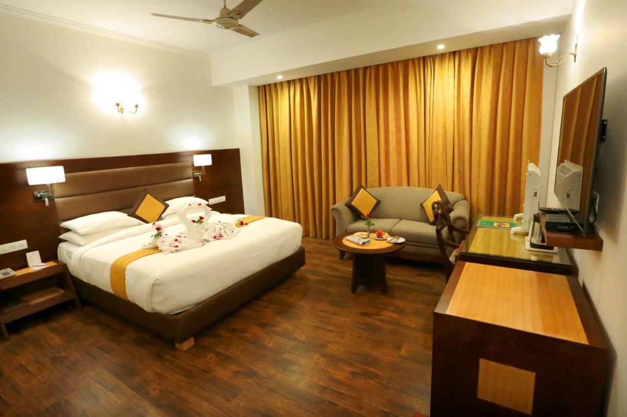 Hotel Meraden Grand Benares Buitenkant foto