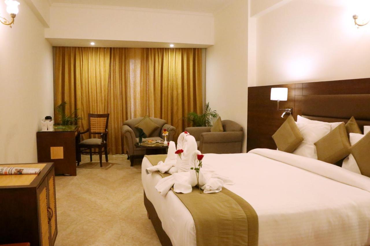 Hotel Meraden Grand Benares Buitenkant foto