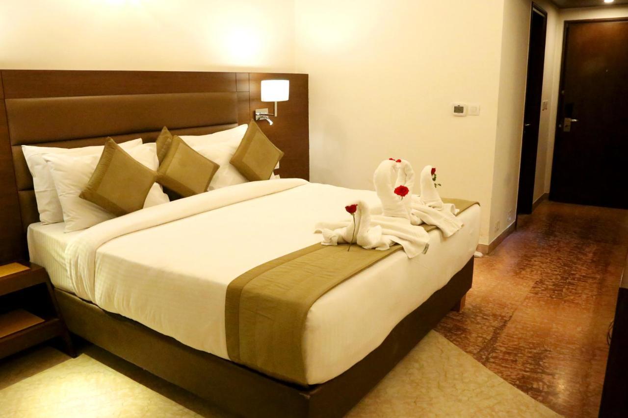 Hotel Meraden Grand Benares Buitenkant foto