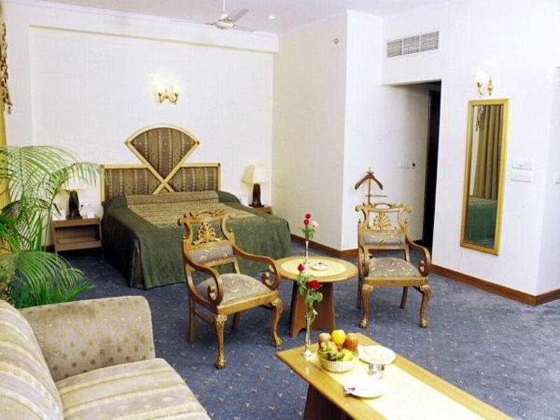 Hotel Meraden Grand Benares Buitenkant foto