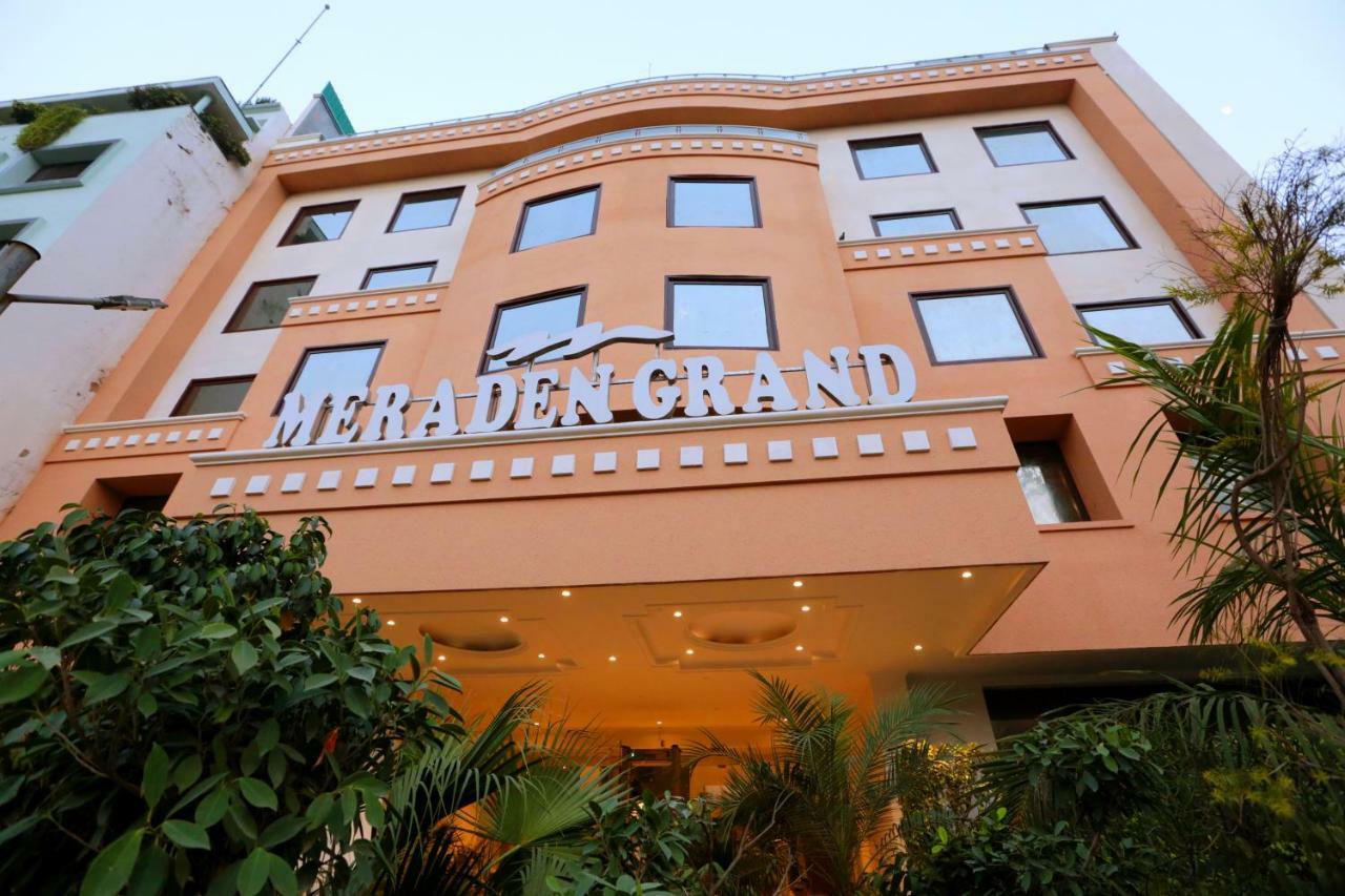Hotel Meraden Grand Benares Buitenkant foto