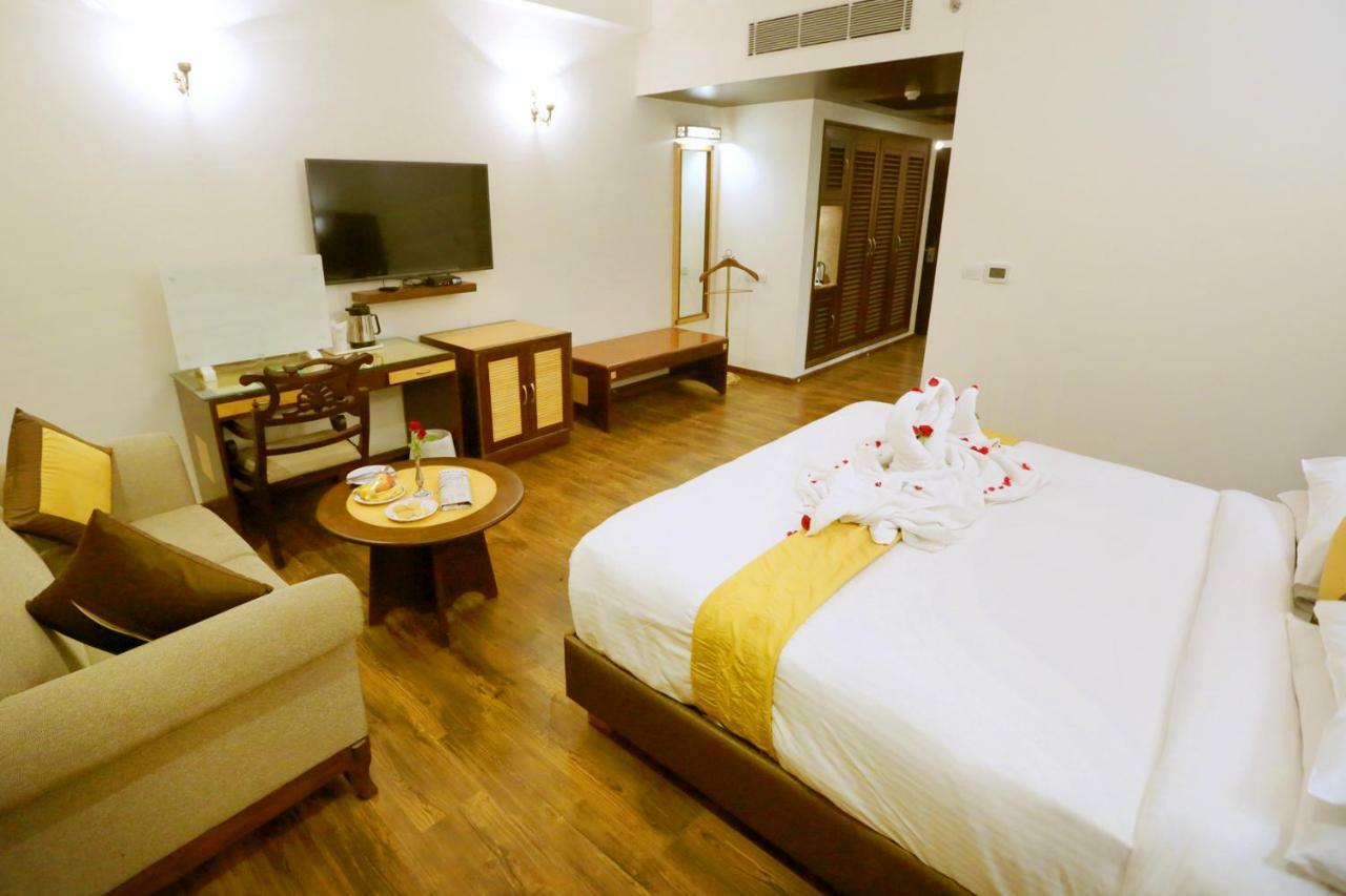 Hotel Meraden Grand Benares Buitenkant foto