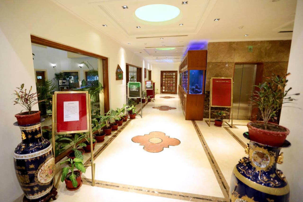 Hotel Meraden Grand Benares Buitenkant foto