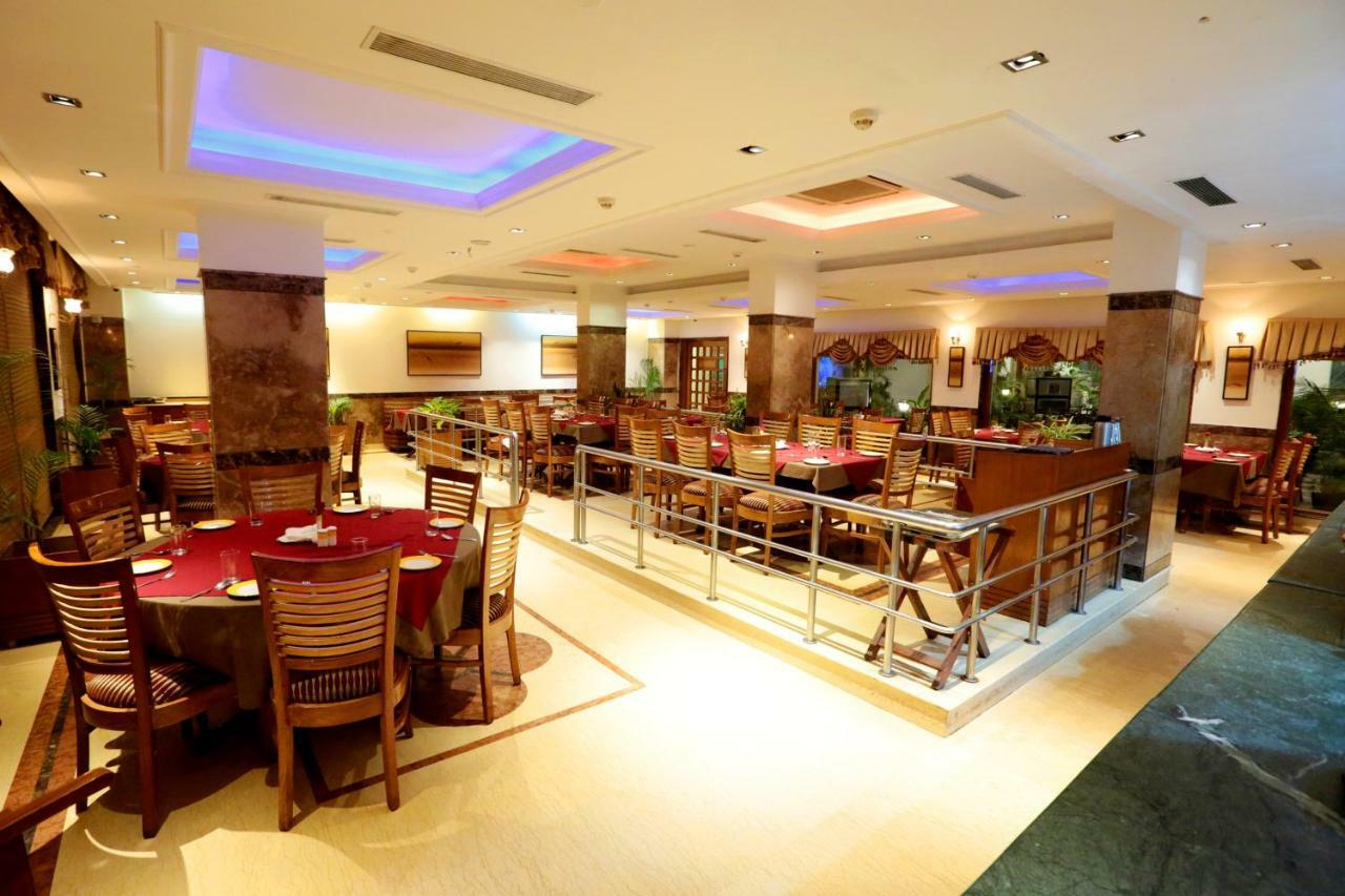 Hotel Meraden Grand Benares Buitenkant foto