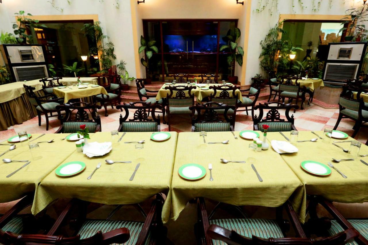 Hotel Meraden Grand Benares Buitenkant foto