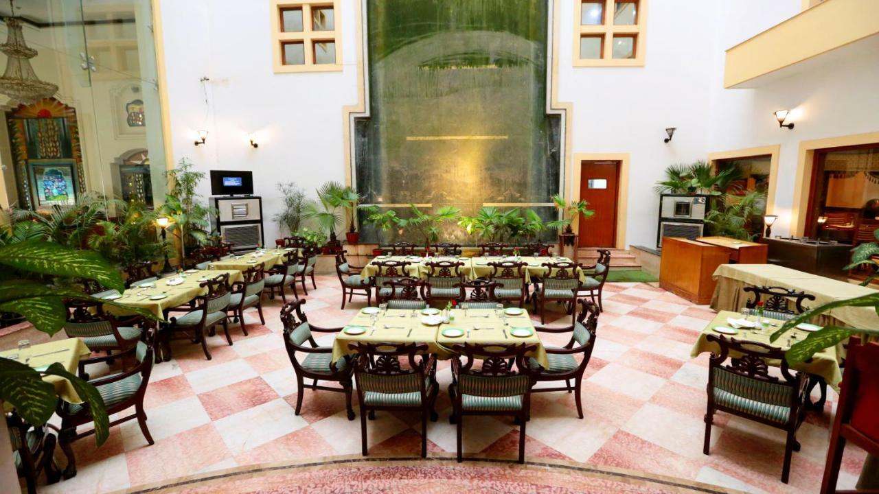 Hotel Meraden Grand Benares Buitenkant foto