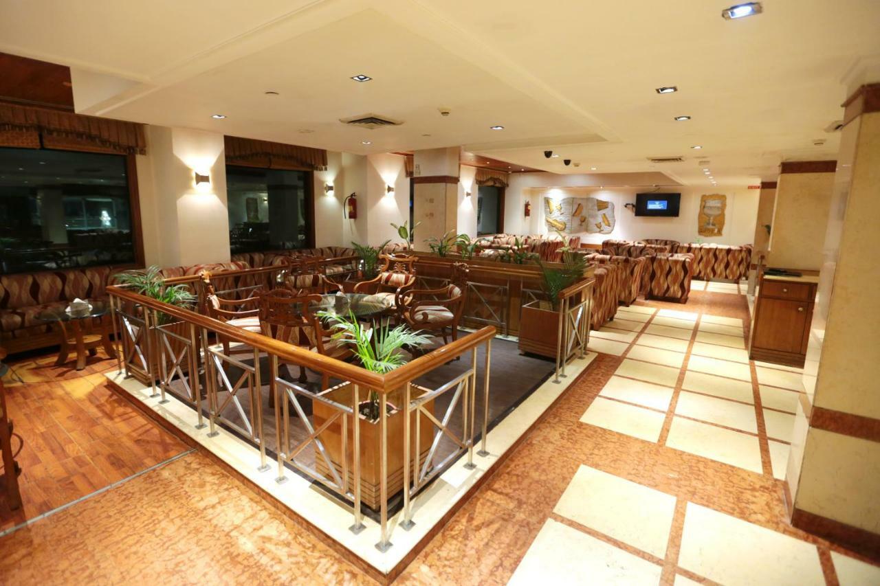 Hotel Meraden Grand Benares Buitenkant foto