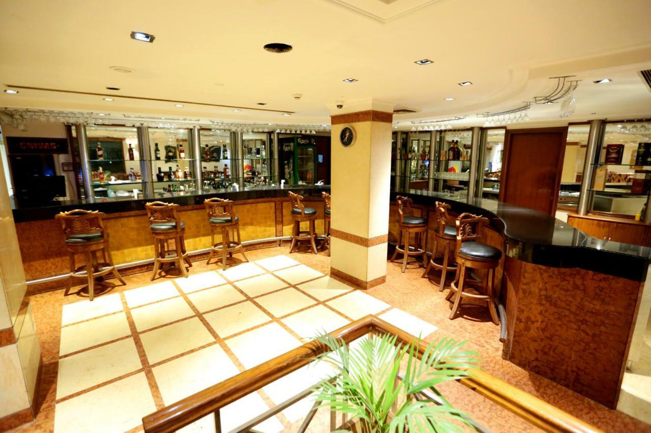 Hotel Meraden Grand Benares Buitenkant foto