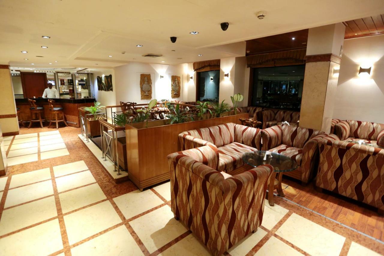 Hotel Meraden Grand Benares Buitenkant foto