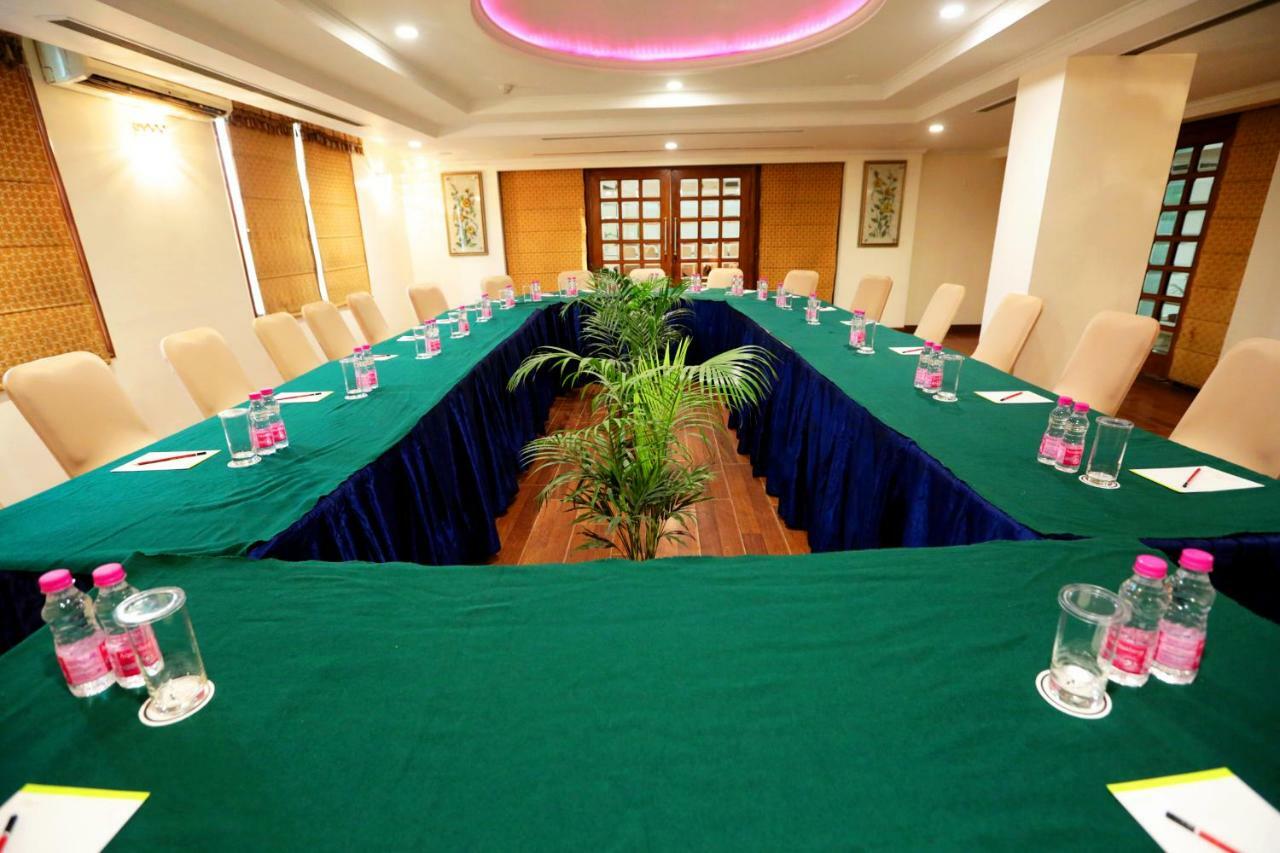 Hotel Meraden Grand Benares Buitenkant foto