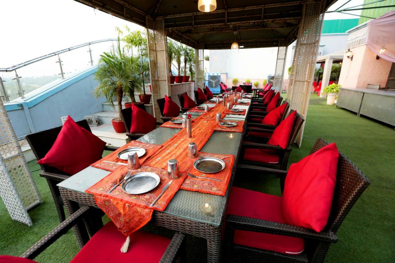 Hotel Meraden Grand Benares Buitenkant foto