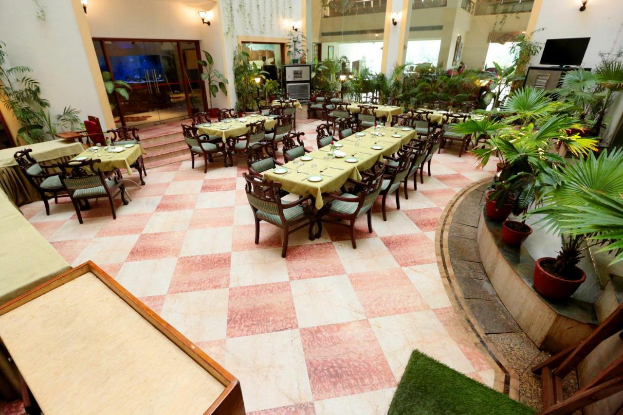 Hotel Meraden Grand Benares Buitenkant foto