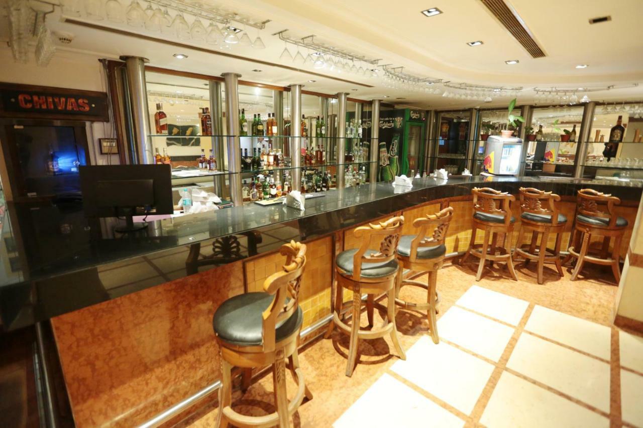 Hotel Meraden Grand Benares Buitenkant foto