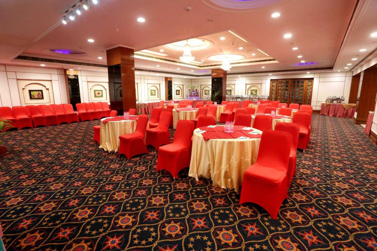Hotel Meraden Grand Benares Buitenkant foto