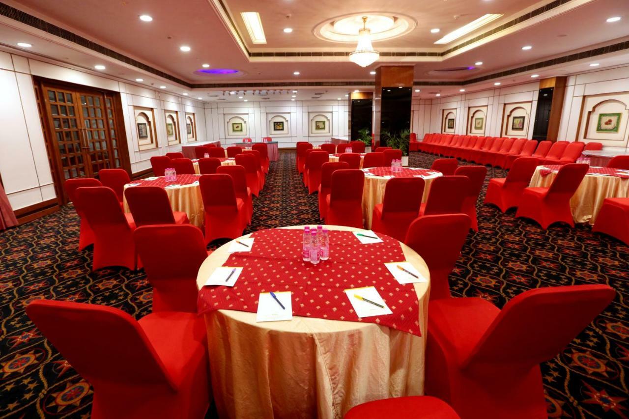 Hotel Meraden Grand Benares Buitenkant foto