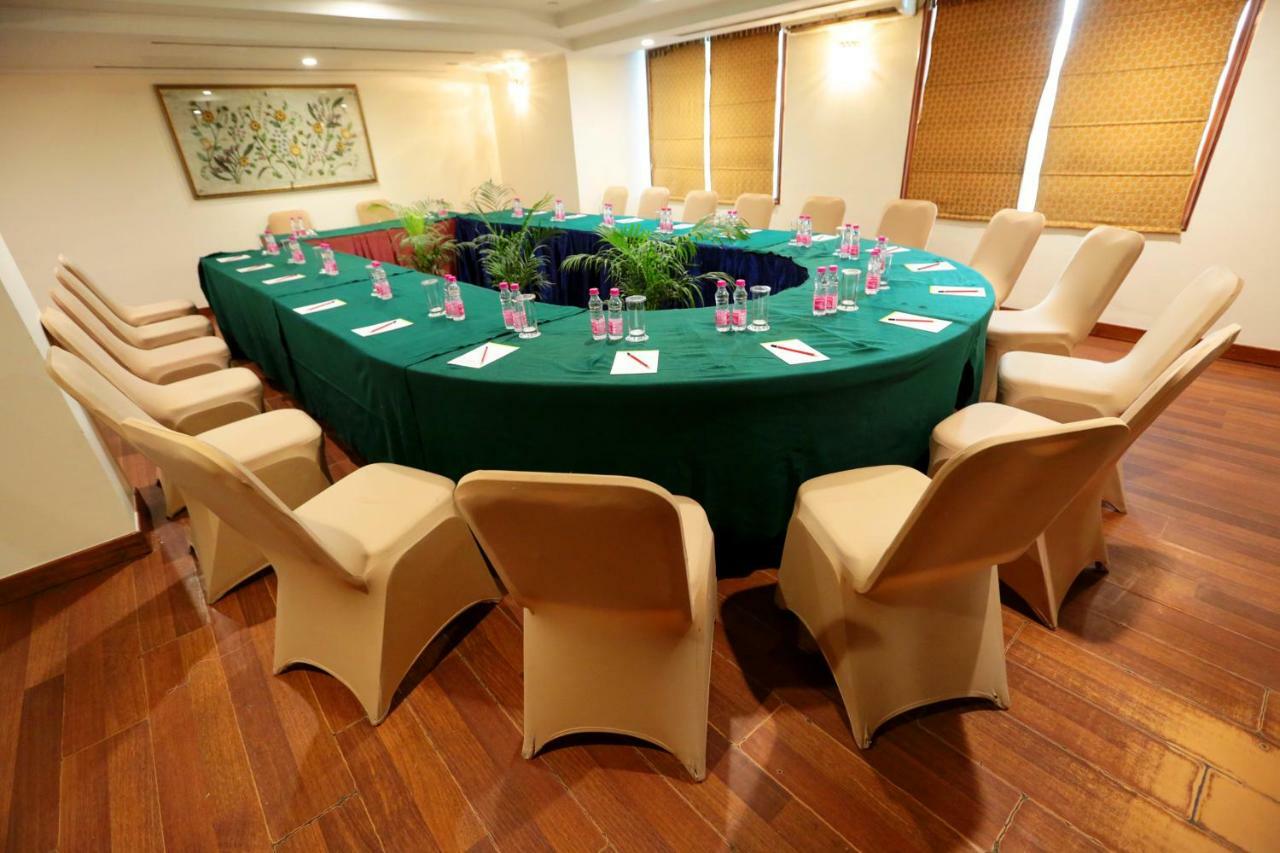 Hotel Meraden Grand Benares Buitenkant foto