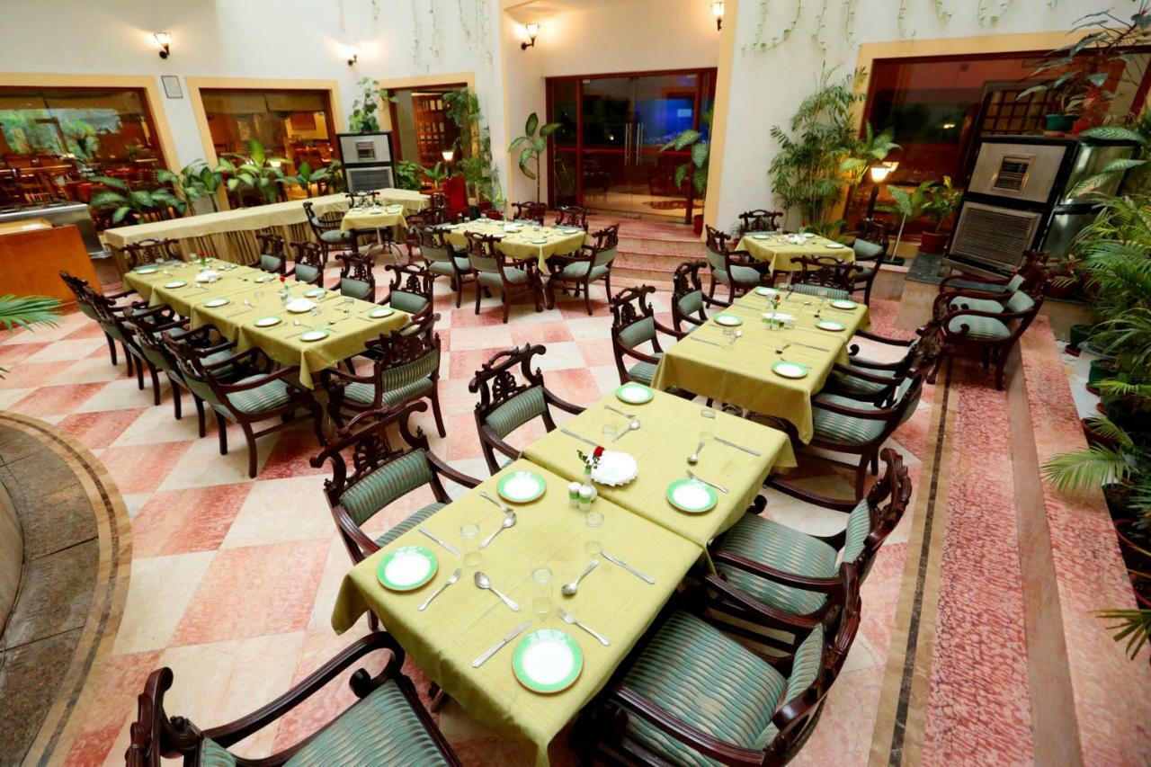 Hotel Meraden Grand Benares Buitenkant foto
