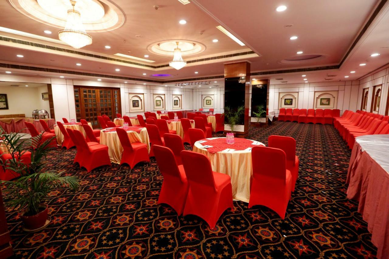 Hotel Meraden Grand Benares Buitenkant foto