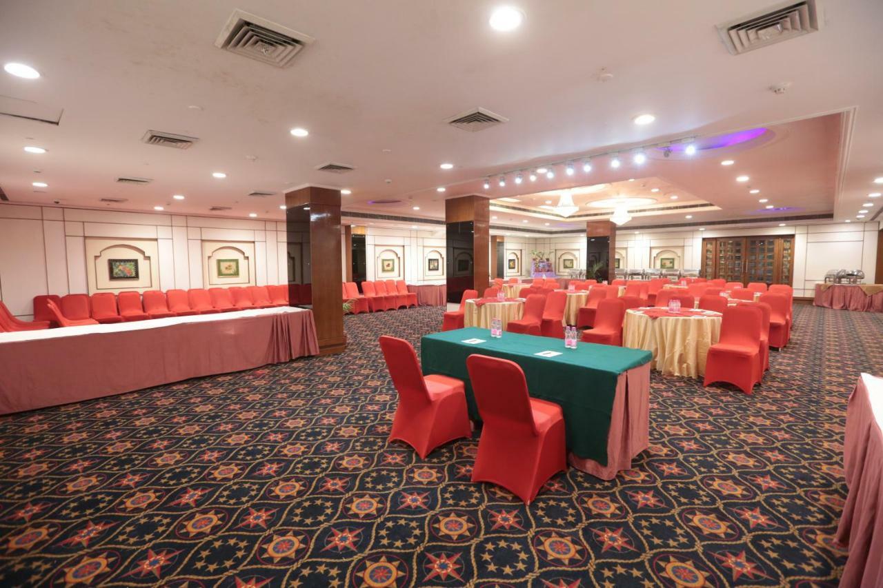 Hotel Meraden Grand Benares Buitenkant foto